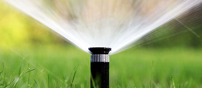 Regant amb aspersors circulars. Som experts en la distribució i muntatge de tots aquest material